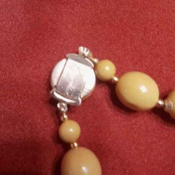 VINTAGE PLASTIC LARGE OVAL BEADS WITH GOLD TONE METAL CAPS WITH ROUND CLASP - Picture 4 of 5